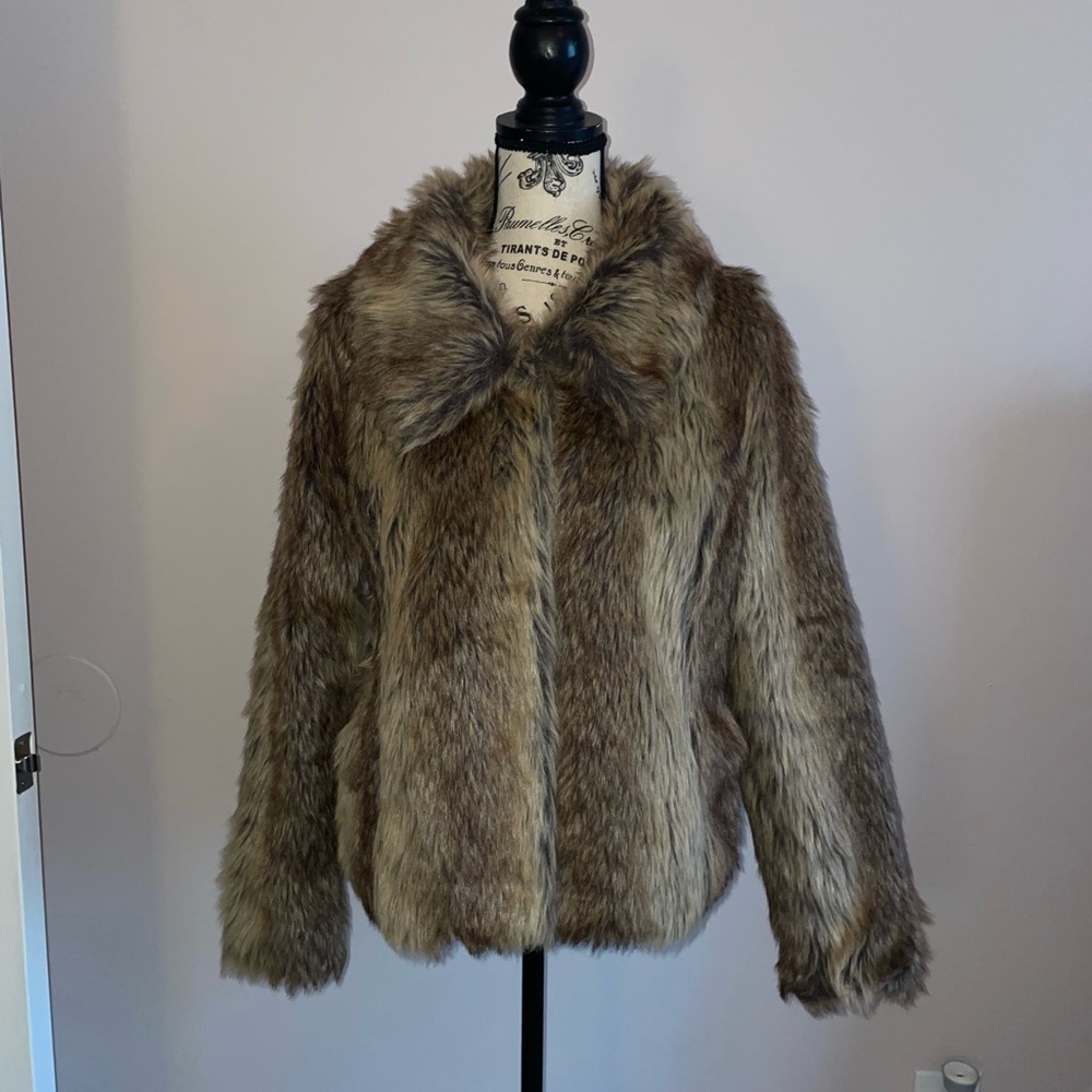 Red Snap soft faux fur with concealed hook and eye
closures SIZE LARGE